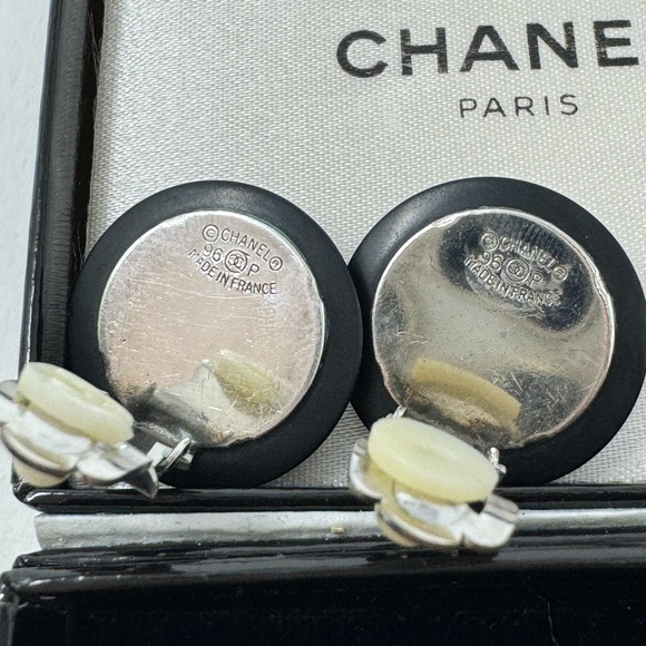 CHANEL vintage ear clips /earrings by Karl Lagerfeld year 1996 black - Picture 2 of 5